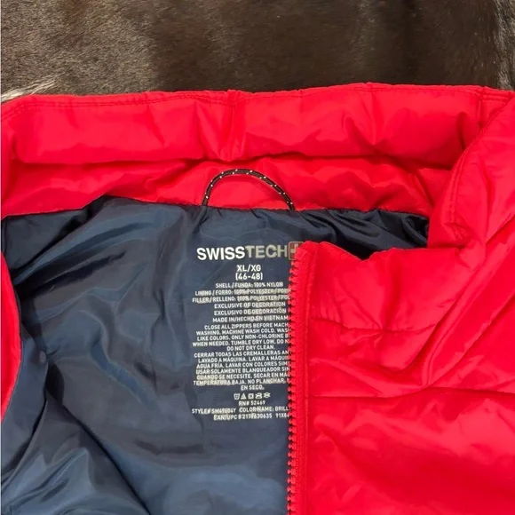 Swiss Tech Men's Bright Red Puffer Vest - Picture 4 of 4